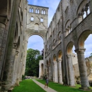 L'abbaye de Jumièges et La Bouille, dans les boucles normandes de la Seine 🤩.#abby #church #ruins #normandy #france